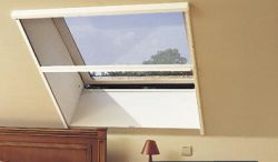 Insektenschutz-Rollo für Dachfenster
