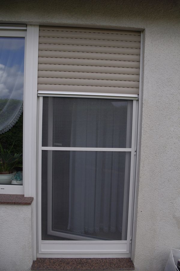 Drzwi moskitierowe alu na oknie z roletą zewnętrzną